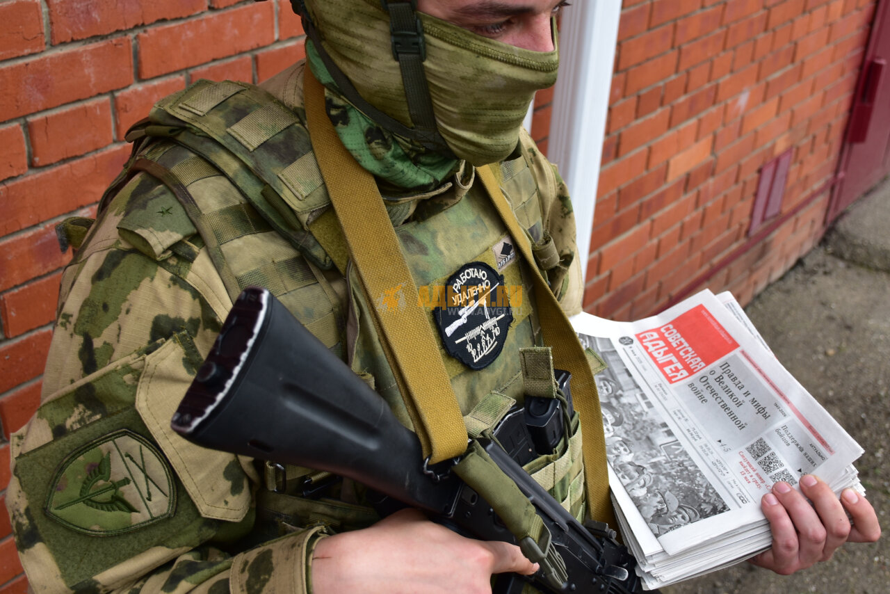 Из Адыгеи передали газеты бойцам Росгвардии в зону СВО