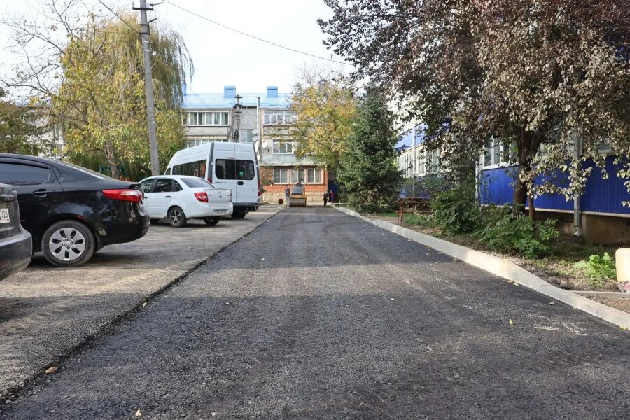 В поселке Удобном благоустраивают дворовую территорию многоквартирных домов