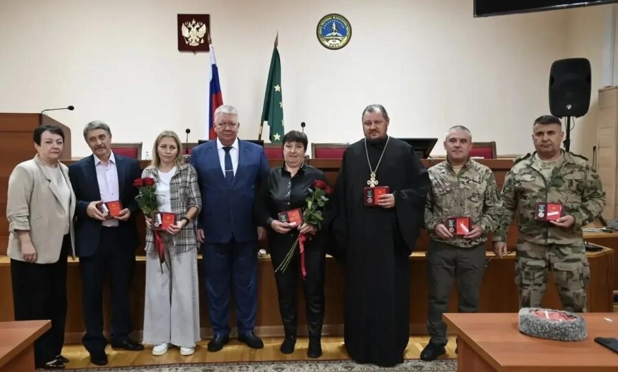 В Гиагинском районе состоялось вручение памятных знаков «За содействие специальной военной операции»