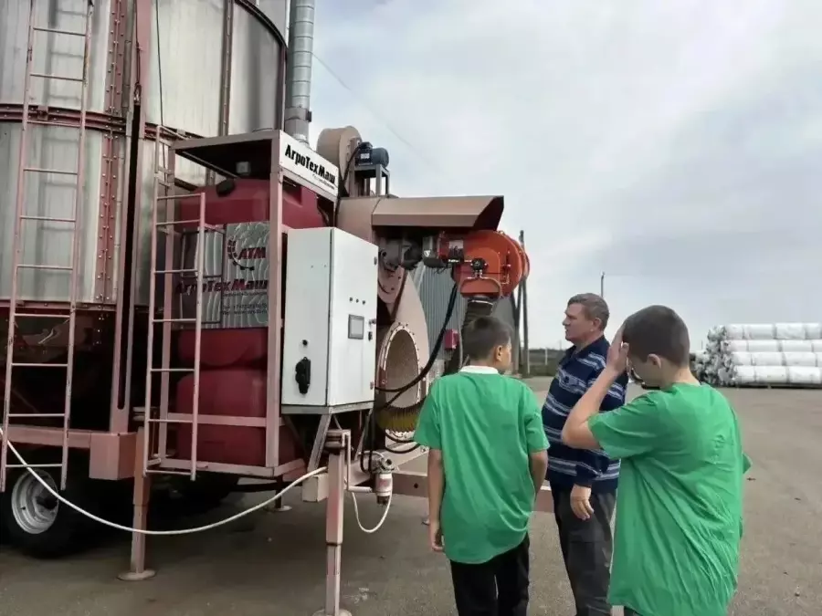 Школьники Майкопского района погрузились в профессию агрария на базе ООО «Рубин»
